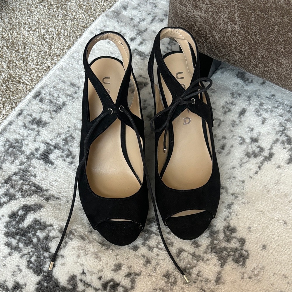 Unisa Black Peep-Toe Heels